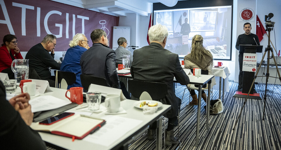 De tidligere fem formænd, der lytter til nuværende formand for Inuit Ataqatigiit, Múte B. Egede under hans tale lørdag formiddag.
