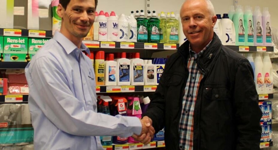 KNI's koncernchef, Claus Jensen, har besøgt en række Pilersuisoq-butikker for at danne sig indtryk af deres forhold og drift. Her hilser han på købmand Piitaaraq Fleischer i Sarfannguaq. Foto: KNI