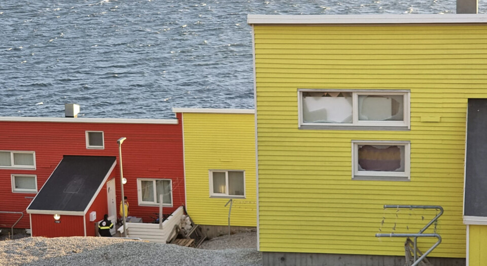 Under en piteraq i december blev mange vinduer knust i Tasiilaq.