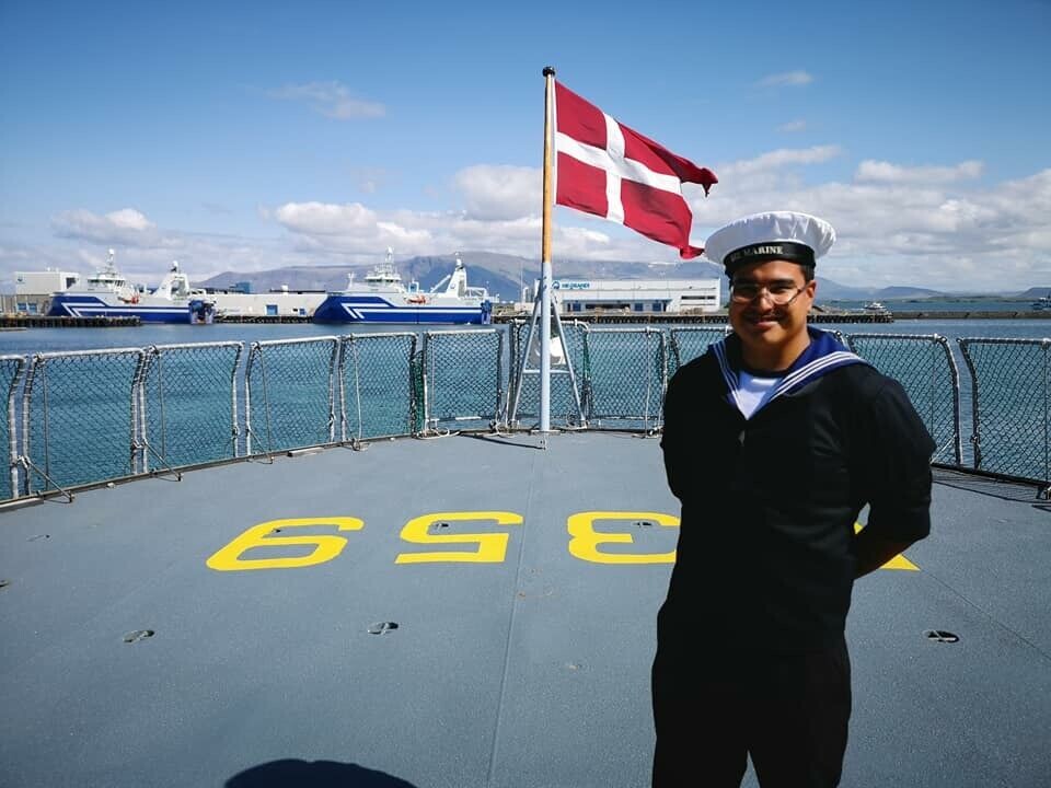 I 2018-2019 blev 37 grønlandske unge optaget på en værnepligtsuddannelse i Forsvaret. Det tal vil formentlig falde betragteligt, nu hvor de unge selv skal betale for at komme til Danmark og blive afprøvet. Nukappiaaluk Kreutzmann er en af de unge, der har gennemført værnepligt og som i dag er i Søværnet.
