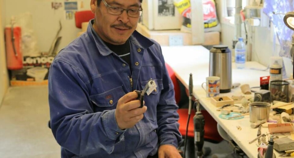 En lille ring med isbjørnehoved som motiv Knud Fl. LarsenKunstværkstedet i Ilulissat Knud Fl. LarsenJørgen Frederiksen ved arbejdsbordet i Kunstværkstedet i Ilulissat Knud Fl. LarsenNogle af Jørgen Frederiksens forskellige små kunstværker Knud Fl. LarsenEn lille ring med isbjørnehoved som motiv Knud Fl. LarsenKunstværkstedet i Ilulissat Knud Fl. LarsenJørgen Frederiksen ved arbejdsbordet i Kunstværkstedet i Ilulissat Knud Fl. LarsenNogle af Jørgen Frederiksens forskellige små kunstværker Knud Fl. Larsen