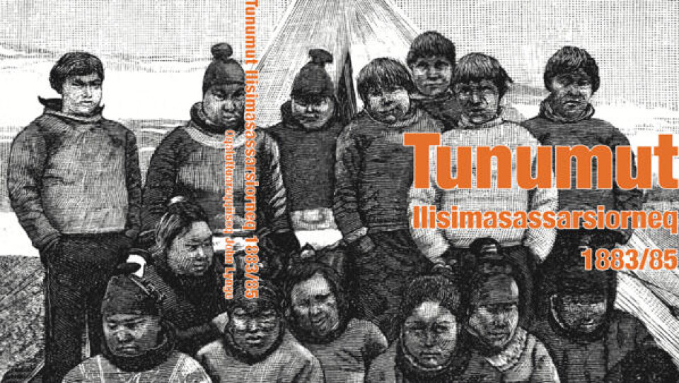 Omslaget til Tunumut ilisimasassarsiorneq 1883/85. Udgivelsen blev markeret af forlaget Dacapo Publishing med en reception på Nuuk Kunstmuseum, hvor forfatteren John Lynge signerede sine bøger. Omslaget til Tunumut ilisimasassarsiorneq 1883/85. Udgivelsen blev markeret af forlaget Dacapo Publishing med en reception på Nuuk Kunstmuseum, hvor forfatteren John Lynge signerede sine bøger. Omslaget til Tunumut ilisimasassarsiorneq 1883/85. Udgivelsen blev markeret af forlaget Dacapo Publishing med en reception på Nuuk Kunstmuseum, hvor forfatteren John Lynge signerede sine bøger.