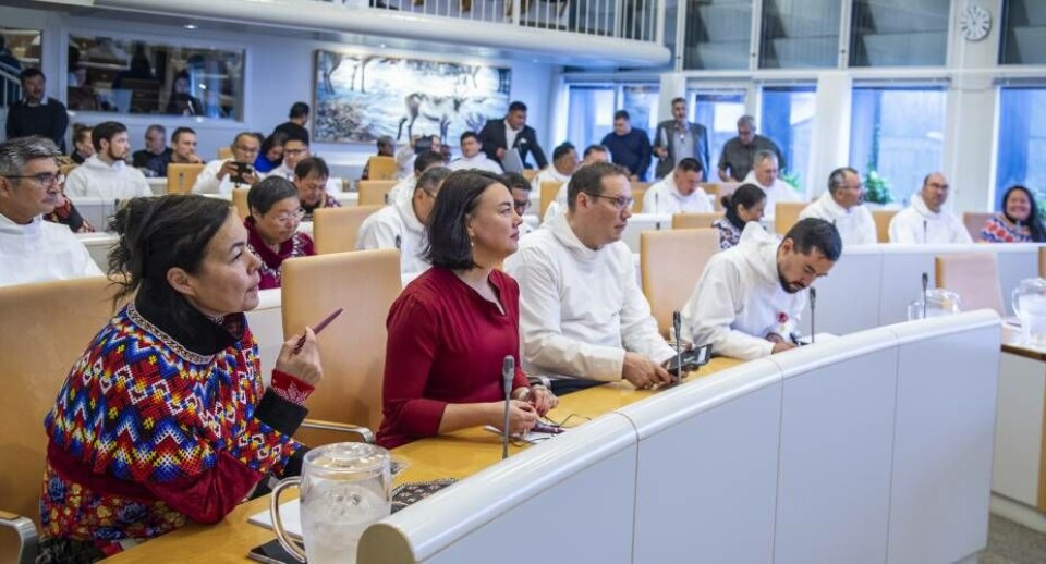 Naalakkersuisoq for finanser Naaja H. Nathanielsen, Inuit Ataqatigiit, vil hæve huslejen. Naalakkersuisoq for boliger Erik Jensen, Siumut, vil sænke huslejen.