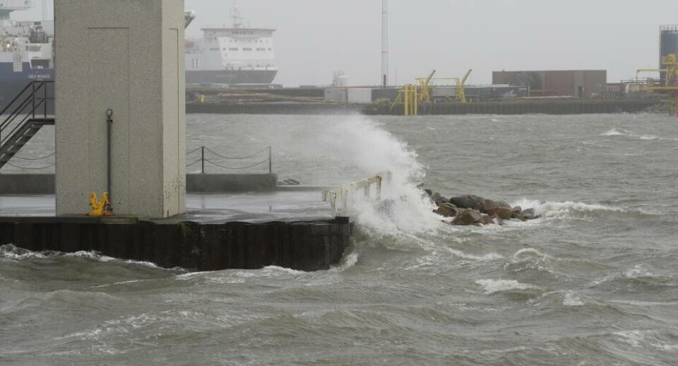 Bølger i Esbjerg Havn. Der er varsel om storm for Midt- og Vestjylland, Østjylland, Syd- og Sønderjylland, Fyn, København og Nordsjælland, Vest- og Sydsjælland samt Lolland-Falster og Bornholm. Mandag eftermiddag og mandag aften forventes et stormvejr at ramme dele af Danmark med stormende kuling til storm, 20 til 25 m/s, ved Vadehavet op til stærk storm 28 m/s, skriver DMI i sin varsling
