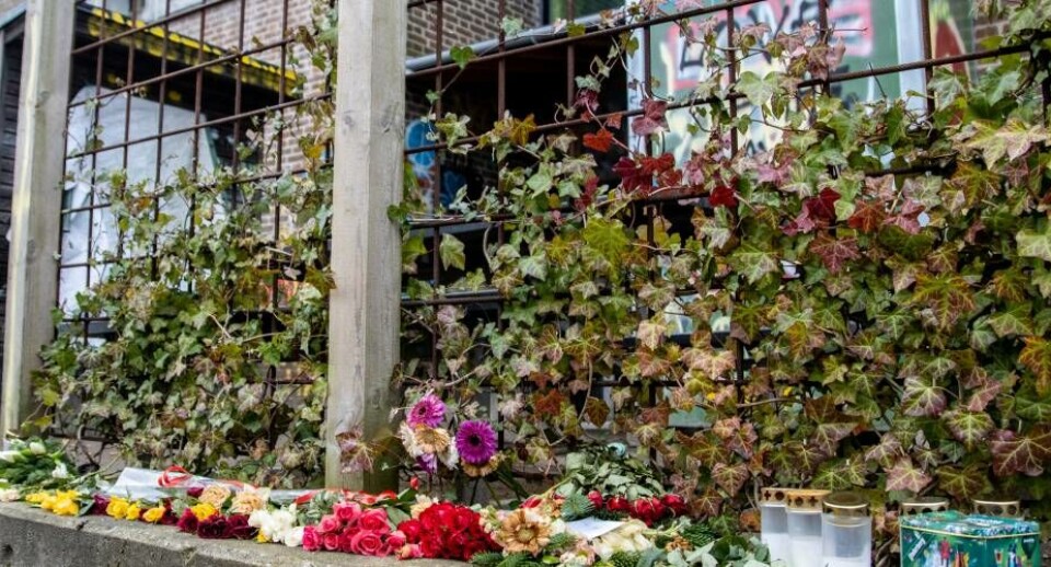 Mange har lagt blomster og tændt lys ved gerningsstedet.