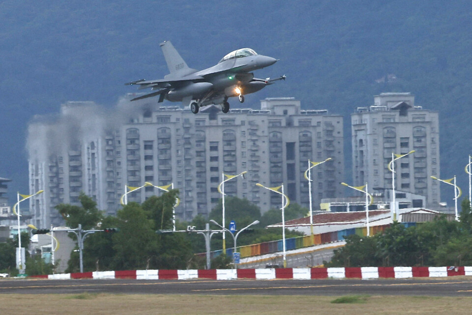 Et F16-fly lander på luftbase i Hualien på Taiwan, hvor spændingerne er taget voldsomt til i den seneste tid. Kinas udenrigsministerium advarer torsdag USA mod at fortsætte forhandlinger om handel med Taiwan.