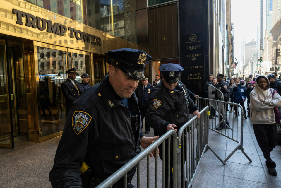 Politibetjente fra New Yorks politistyrke, NYPD, satte tirsdag barrikader op foran Trump Tower på Fifth Avenue på Manhattan, efter at Trump i weekenden havde opfordret til protester.