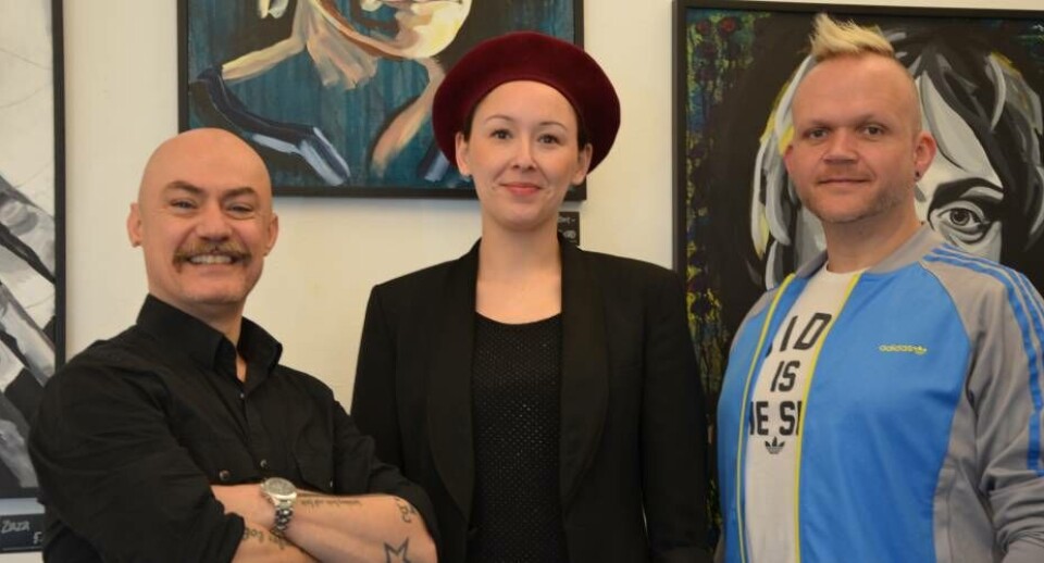 Til september skal Sissi Møller udstille sine malerier i Berlin. Fra venstre galleriejer Henrik Dencker, kunstelev på Københavns Kunstskole Sissi Møller og galleriejer Sonny Schneider. Foto: Arktis Media Sissi Møllers portrætbilleder udstiller i øjeblikket på Galleri Dencker & Schneider på Frederiksberg i København. Foto: Arktis Media Til september skal Sissi Møller udstille sine malerier i Berlin. Fra venstre galleriejer Henrik Dencker, kunstelev på Københavns Kunstskole Sissi Møller og galleriejer Sonny Schneider. Foto: Arktis Media Sissi Møllers portrætbilleder udstiller i øjeblikket på Galleri Dencker & Schneider på Frederiksberg i København. Foto: Arktis Media Til september skal Sissi Møller udstille sine malerier i Berlin. Fra venstre galleriejer Henrik Dencker, kunstelev på Københavns Kunstskole Sissi Møller og galleriejer Sonny Schneider. Foto: Arktis Media Sissi Møllers portrætbilleder udstiller i øjeblikket på Galleri Dencker & Schneider på Frederiksberg i København. Foto: Arktis Media