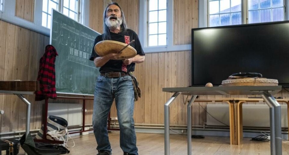 Hivshu Robert Peary’s holder foredrag om de arktiske traditioner og værdier i Seminariets gamle gymnastiksal.