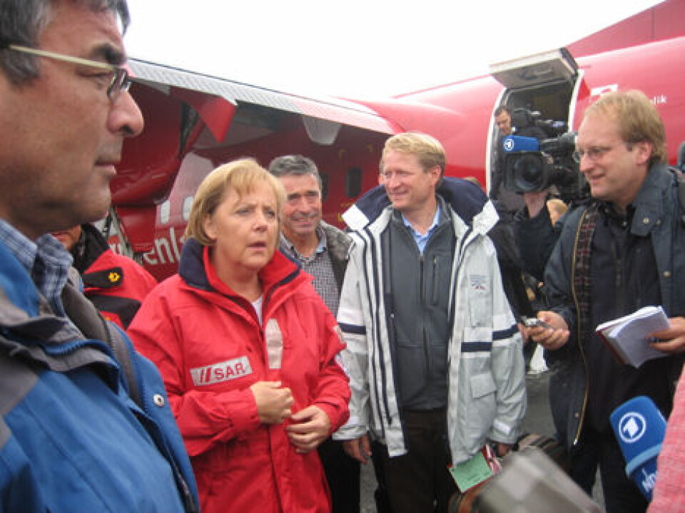 Forbundskansleren blev straks overfaldet af pressen da hun landede i Ilulissat. Angela Merkel starter besøget med en tur på Isfjorden. Forbundskansleren blev straks overfaldet af pressen da hun landede i Ilulissat. Angela Merkel starter besøget med en tur på Isfjorden. Forbundskansleren blev straks overfaldet af pressen da hun landede i Ilulissat. Angela Merkel starter besøget med en tur på Isfjorden.