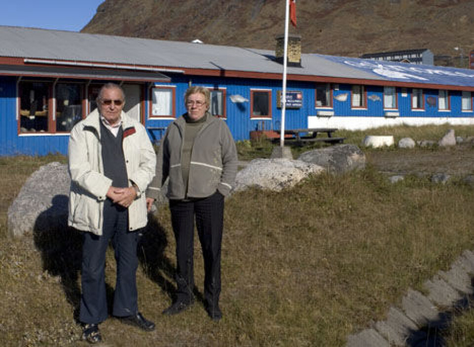 Ejer Ingvar Rohde og daglig leder Hanne Hartvig foran Eskimo Pels. Nunavuts regeringsleder prøvede en af Eskimo Pels' hatte under sit besøg i Narsaq i august. Ejer Ingvar Rohde og daglig leder Hanne Hartvig foran Eskimo Pels. Nunavuts regeringsleder prøvede en af Eskimo Pels' hatte under sit besøg i Narsaq i august. Ejer Ingvar Rohde og daglig leder Hanne Hartvig foran Eskimo Pels. Nunavuts regeringsleder prøvede en af Eskimo Pels' hatte under sit besøg i Narsaq i august.