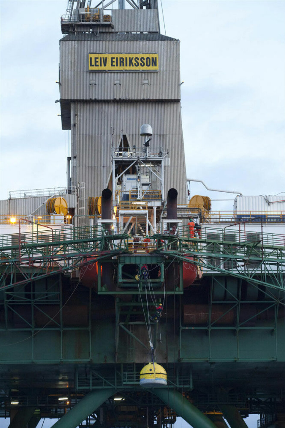 Politiet kan først gøre noget mod Greenpeaces bording af Leiv Eiriksson, når boreplatformen er inden for den sikkerhedszone, der er oprettet i forbindelse med boringen efter olie. Foto: Greenpeace