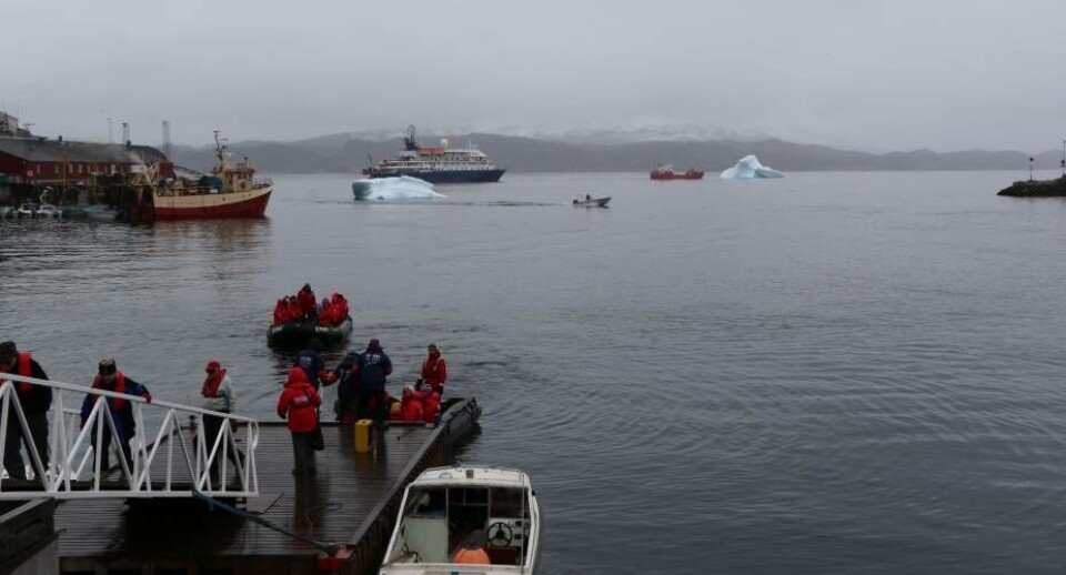 Ankomst til Qaqortoq Greenland CruisesByvandring i Qaqortoq under ledelse af Edda Lyberth Greenland CruisesByvandring i Qaqortoq Greenland CruisesKrydstogtpassagerer bliver vist rundt i Qassiarsuk Greenland CruisesBesøg i Qassiarsuk Greenland CruisesAnkomst til Qaqortoq Greenland CruisesByvandring i Qaqortoq under ledelse af Edda Lyberth Greenland CruisesByvandring i Qaqortoq Greenland CruisesKrydstogtpassagerer bliver vist rundt i Qassiarsuk Greenland CruisesBesøg i Qassiarsuk Greenland CruisesAnkomst til Qaqortoq Greenland Cruises