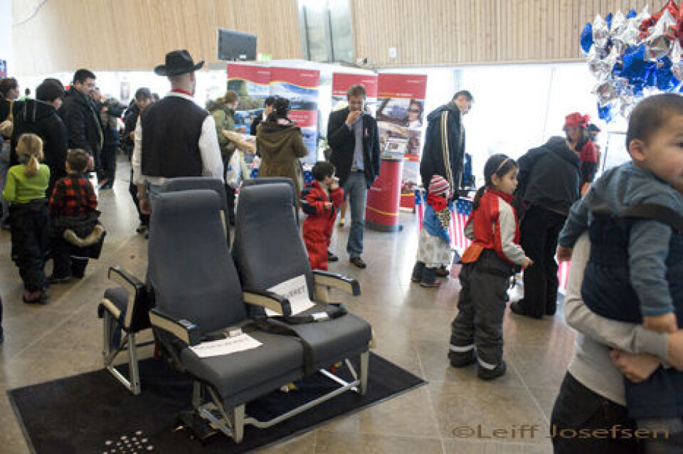 Air Greenland gennemførte i januar 2007 en ferierejseevent i Katuaq, for at lokke passagerer til ruten. Air Greenland gennemførte i januar 2007 en ferierejseevent i Katuaq, for at lokke passagerer til ruten. Air Greenland gennemførte i januar 2007 en ferierejseevent i Katuaq, for at lokke passagerer til ruten.