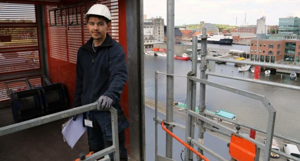 Ilannguaq Møller i elevatoren på vej ned fra syvende sal. Knud Fl. LarsenUdvekslingslærling Ilannguaq Møller. Knud Fl. MøllerDer skal trækkes mange kabler i det store Nordatlantisk Hus Knud Fl. LarsenIlannguaq Møller i elevatoren på vej ned fra syvende sal. Knud Fl. LarsenUdvekslingslærling Ilannguaq Møller. Knud Fl. MøllerDer skal trækkes mange kabler i det store Nordatlantisk Hus Knud Fl. LarsenIlannguaq Møller i elevatoren på vej ned fra syvende sal. Knud Fl. Larsen