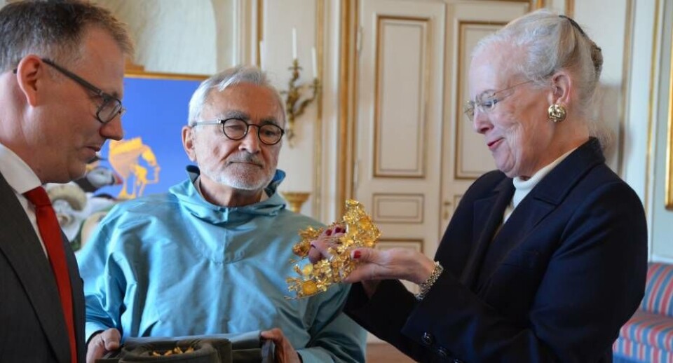 I 2012 overrakte Josef Motzfeldt og Nicolai Appel Naasut diademet i grønlandsk guld og brillanter til dronning Margrethe. Diademet var en gave fra selvstyret til dronningen i anledning af hendes 40-års regeringsjubilæum. Josef Motzfeldt var dengang formand for Inatsisartut.