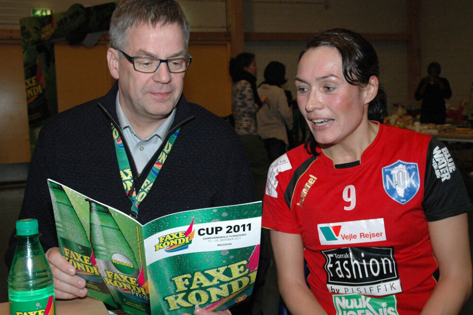 Karen Marie Kyed Meyer studerer kampprogrammet til Faxe Kondi Cup sammen med hovedsponsoren Jørgen Anker Ipsen fra Faxe. Foto: John Jakobsen