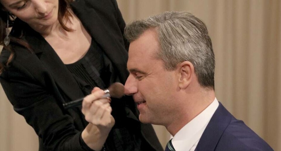 Højrefløjskandidaten Norbert Hofer forud for en tv-duell mod den uafhængige Alexander van der Bellen