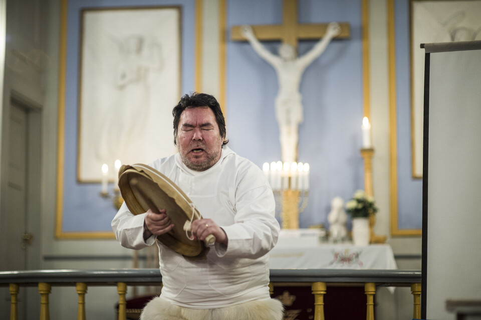 Trommen har eksisteret i Grønland i 5000 år, det er bevis nok for Leif Saandvig Immanuelsen, at trommen har sin eksistens i en moderne verden. Han har selv bygget sin rammetromme, der består af hinde fra en isbjørns mave.