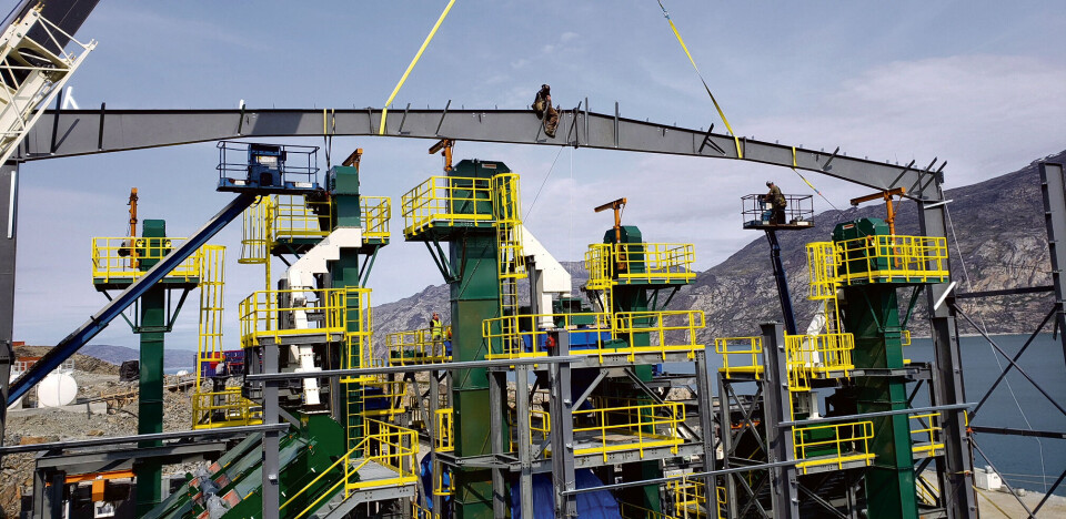 Starten på Hudson Greenland minens produktion er forsinket med otte uger, på grund af en motorfejl i knuseanlægget. Mineselskabet forventer nu at sende det første læs greenspar produkter af anorthosit i slutningen af marts