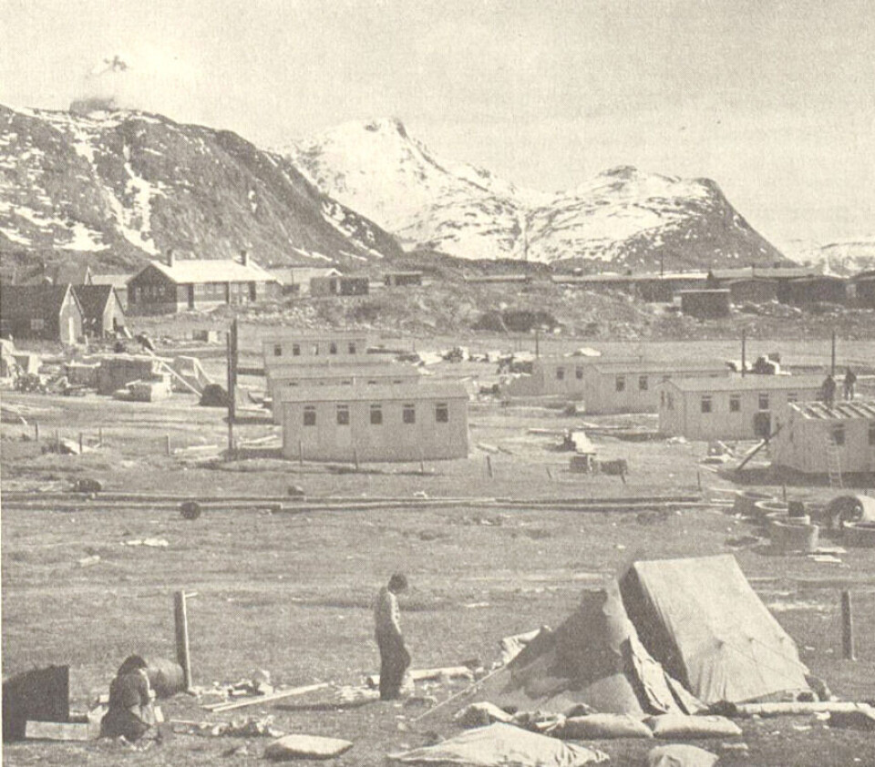 Nuuk i gamle dage. I forgrunden har en besøgende fra et udsted slået telt op. I baggrunden ses byggeriet af sanatoriet.