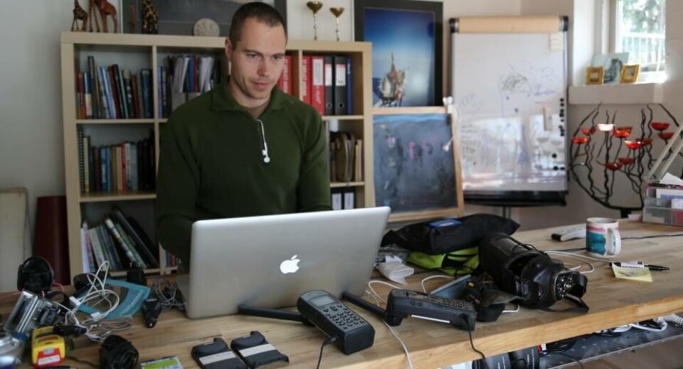 Erik B. Jørgensen ved skrivebordet. Foto: Knud Fl. Larsen Det hele skal huskes. Foto: Knud Fl. Larsen Erik B. Jørgensen, på vej over isen. Foto: Privat Erik B. Jørgensen ved skrivebordet. Foto: Knud Fl. Larsen Det hele skal huskes. Foto: Knud Fl. Larsen Erik B. Jørgensen, på vej over isen. Foto: Privat Erik B. Jørgensen ved skrivebordet. Foto: Knud Fl. Larsen