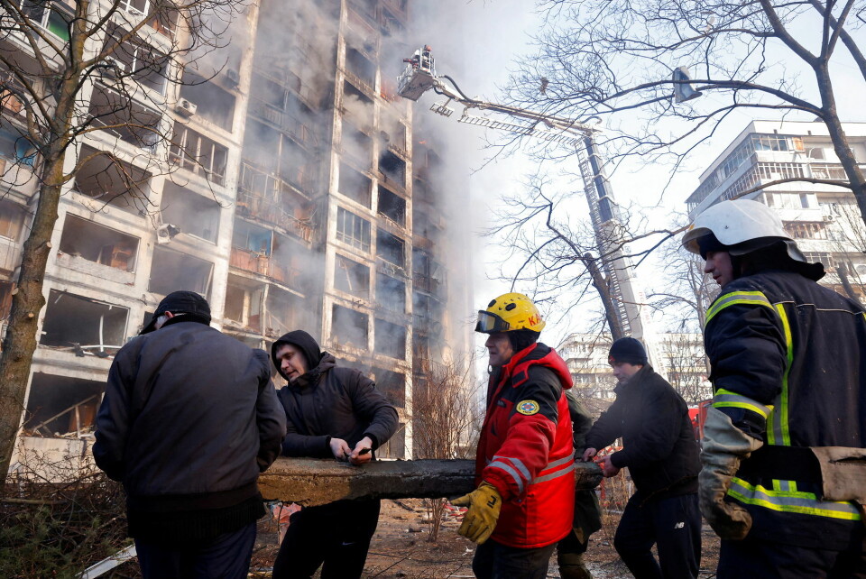 Brandmænd og civile forsøger at redde hvad reddes kan under angrebene i Kyiv