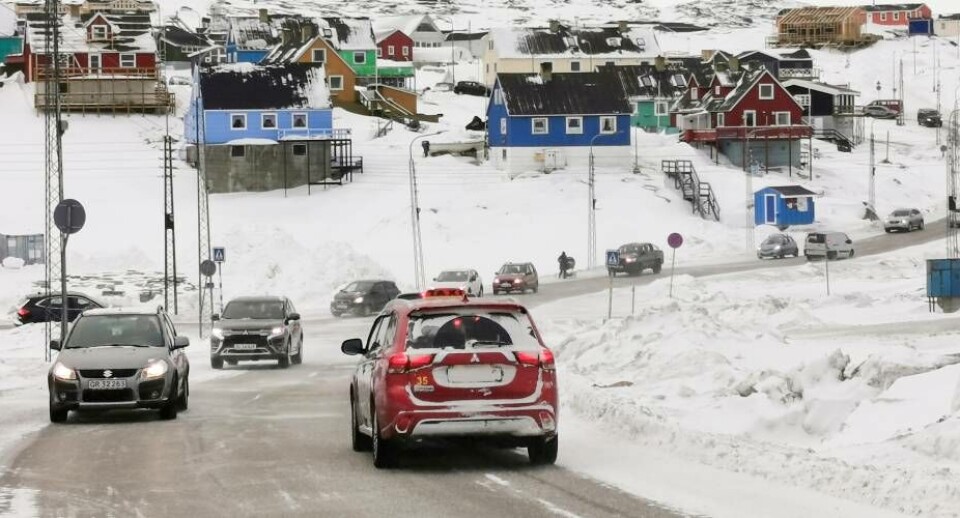 De mange ekstra biler på vejene i Ilulissat skaber køer og udfordringer for børn ikke mindst i morgen- og eftermiddagstrafikken og er blevet en del af den lokale valgkamp i Avannaata Kommunia.