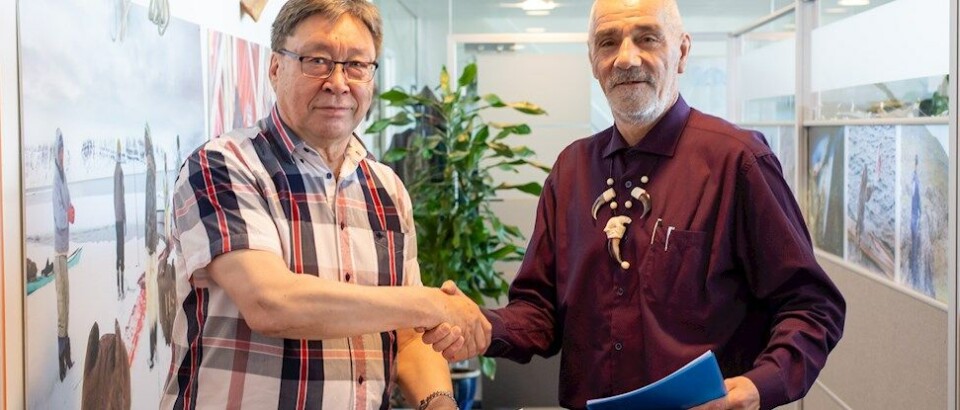 Smilende formand for QAK og afdelingschef i departementet giver hinanden hånden på, at QAK overtager drift af Konfifa. Henrik Sandgreen har indblik i Konfifa fra sin tid som formand for KNAPK.