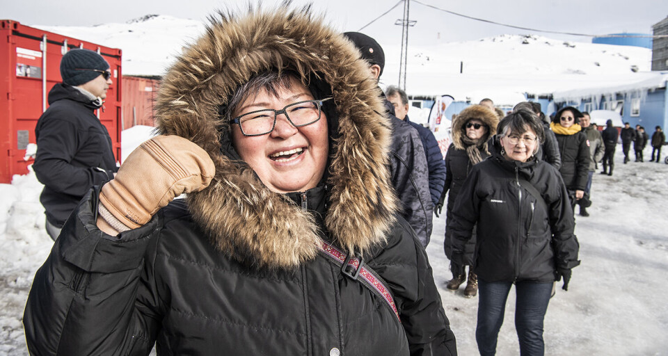 Nuuk: Lang kø og mundbind ved valgstedet