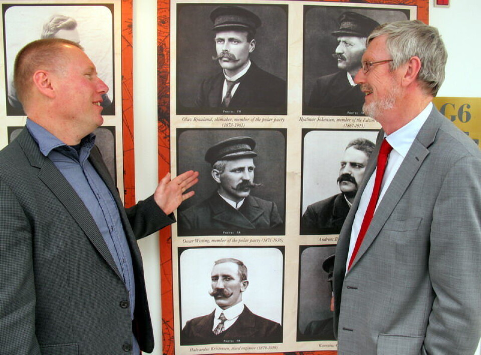 Norges ambassadør Jørg Willy Bronebakk og Amundsen-udstillingens kurator, Geir Kløver, diskuterer de norske polarforskeres imponerende overskæg. Foto: Steen Ulrik Johannessen Den norske polarforsker Roald Amundsen måler solhøjden, og Helmer Hanssen kontrollerer den kunstige horisont på Sydpolen, hvortil de kom som de første 14. december 1911. Foto: Nasjonalbiblioteket Norges ambassadør Jørg Willy Bronebakk og Amundsen-udstillingens kurator, Geir Kløver, diskuterer de norske polarforskeres imponerende overskæg. Foto: Steen Ulrik Johannessen Den norske polarforsker Roald Amundsen måler solhøjden, og Helmer Hanssen kontrollerer den kunstige horisont på Sydpolen, hvortil de kom som de første 14. december 1911. Foto: Nasjonalbiblioteket Norges ambassadør Jørg Willy Bronebakk og Amundsen-udstillingens kurator, Geir Kløver, diskuterer de norske polarforskeres imponerende overskæg. Foto: Steen Ulrik Johannessen Den norske polarforsker Roald Amundsen måler solhøjden, og Helmer Hanssen kontrollerer den kunstige horisont på Sydpolen, hvortil de kom som de første 14. december 1911. Foto: Nasjonalbiblioteket