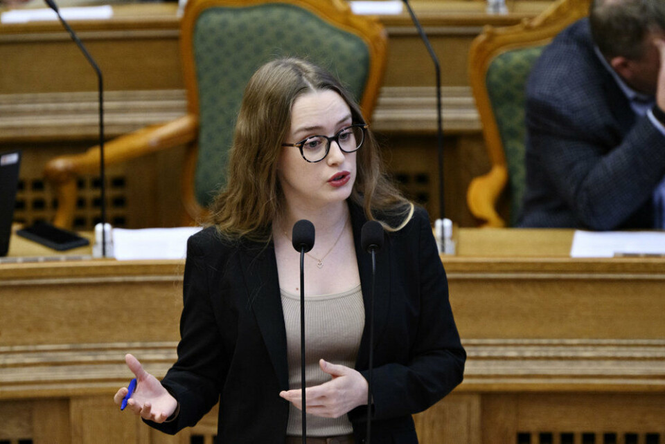 Aki-Matilda Høegh-Dam har tidligere sagt, at hvis Danmark i virkeligheden var et rigsfællesskab, ville vi også kunne rumme hinandens sprog med henvisning til den debat, der kom efter hendes grønlandske tale i salen.