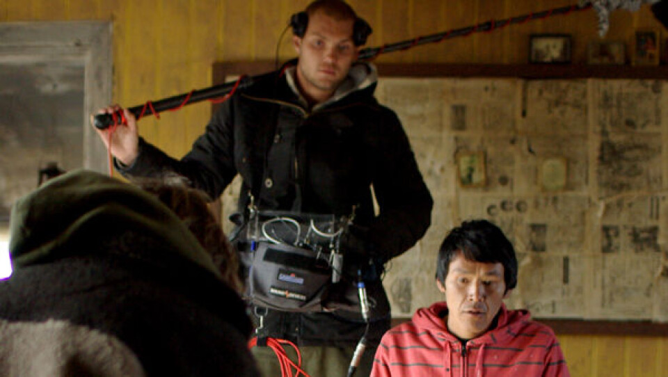 Klar til optagelse: Her Nuummioq. Foto: Andreas Rydbacken. Grønlands fortælletradition er mosaikagtig og perfekt til filmmediet, mener filmklipper bag Nuummioq, Henrik Fleischer, der her ses på vej ind til premieren i Katuaq. Foto: Leiff Josefsen Klar til optagelse: Her Nuummioq. Foto: Andreas Rydbacken. Grønlands fortælletradition er mosaikagtig og perfekt til filmmediet, mener filmklipper bag Nuummioq, Henrik Fleischer, der her ses på vej ind til premieren i Katuaq. Foto: Leiff Josefsen Klar til optagelse: Her Nuummioq. Foto: Andreas Rydbacken. Grønlands fortælletradition er mosaikagtig og perfekt til filmmediet, mener filmklipper bag Nuummioq, Henrik Fleischer, der her ses på vej ind til premieren i Katuaq. Foto: Leiff Josefsen