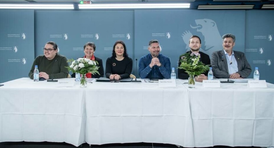 Samtlige partier i Inatsisartut vil nedbringe antallet af unge, der ikke er i beskæftigelse eller i uddannelse. Der er i 2023 afsat penge til en konference for unge fra bygder og mindre byer, der skal have fokus på de unges bud på, hvordan flere i gruppen bliver uddannelses- eller beskæftigelsesparate.
