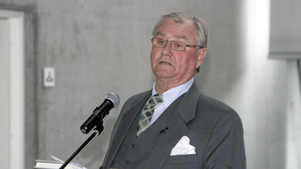 Qorsummik nissalik qaqqorik ulik, (på dansk: Grønfrynsede hvide tæppe), lød det blandt andet fra prins Henrik, da han læste op af sin digtsamling. Foto Jørgen Chemnitz Rektor Tine Pars tv. tog imod, da regentparret lørdag formiddag aflagde besøg på Ilimmarfik. Foto Jørgen Chemnitz Qorsummik nissalik qaqqorik ulik, (på dansk: Grønfrynsede hvide tæppe), lød det blandt andet fra prins Henrik, da han læste op af sin digtsamling. Foto Jørgen Chemnitz Rektor Tine Pars tv. tog imod, da regentparret lørdag formiddag aflagde besøg på Ilimmarfik. Foto Jørgen Chemnitz Qorsummik nissalik qaqqorik ulik, (på dansk: Grønfrynsede hvide tæppe), lød det blandt andet fra prins Henrik, da han læste op af sin digtsamling. Foto Jørgen Chemnitz Rektor Tine Pars tv. tog imod, da regentparret lørdag formiddag aflagde besøg på Ilimmarfik. Foto Jørgen Chemnitz