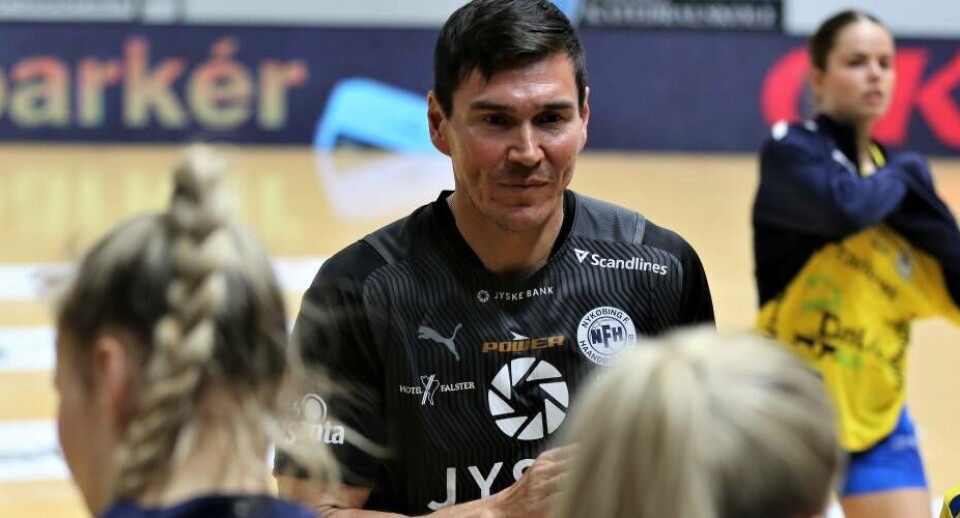 Jakob Larsen fortsætter som cheftræner i Nykøbing FalsterHåndboldklub.