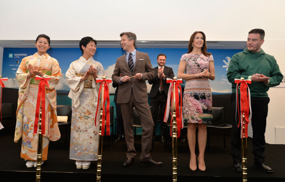 Kronprins Frederik, kronprinsesse Mary og formanden for Naalakkersuisut Kim Kielsen markerede fredag eftermiddag åbningen af den store udstilling om grønlandsk kultur ved at klippe snoren til udstillingen over Kronprinsparret, Kim Kielsen, Tokyo
