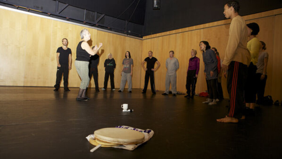 Professionelle norske dansere og et par grønlandske deltagere i dansefestivalen 'Outervision' får undervisning i trommedans af Pauline Lumholt. Foto: Sermitsiaq