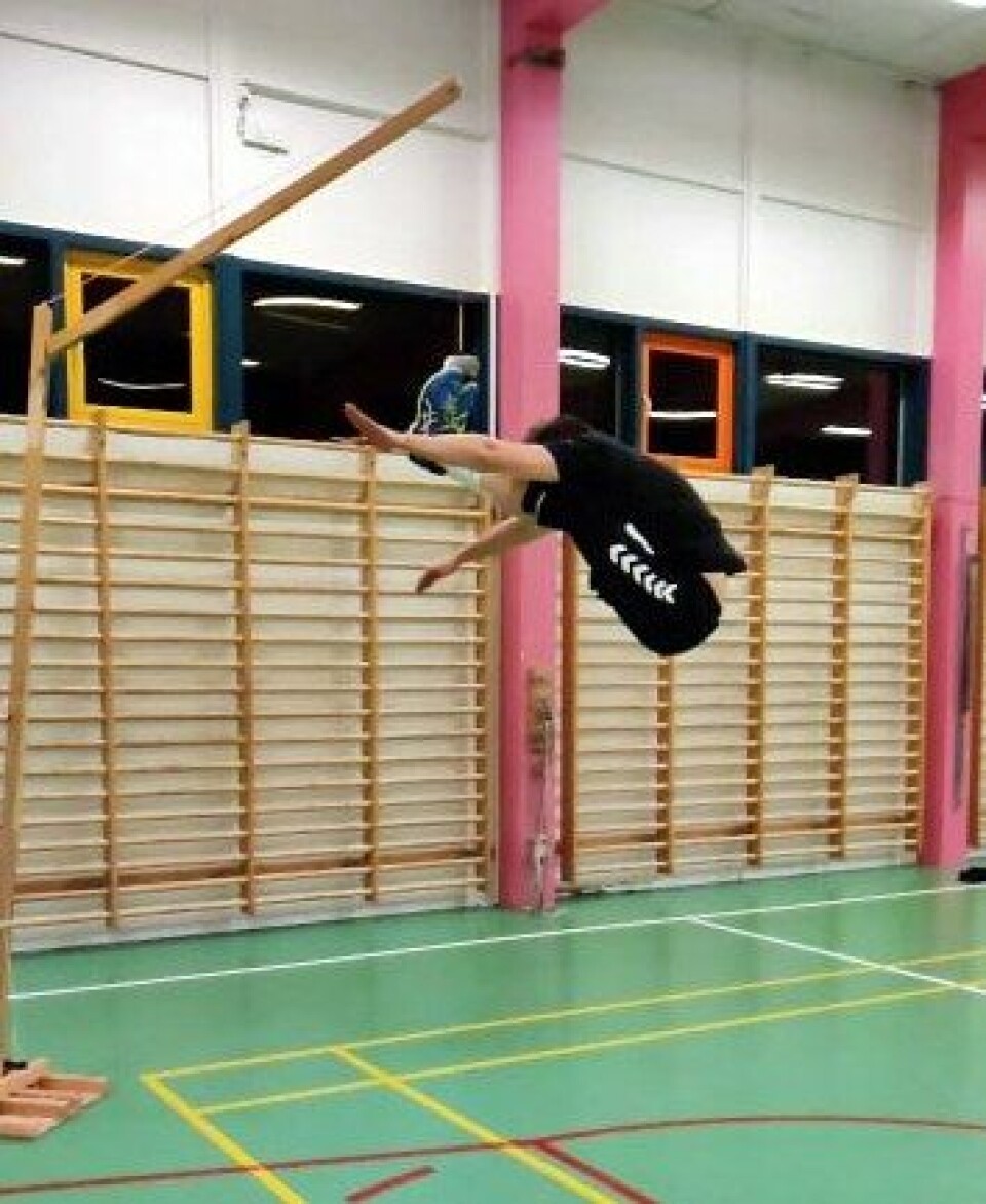 Her sætter Tonny Fisker rekord i two foot high kick under træning. Hans rekord lyder på 2 meter og 37 centimeter