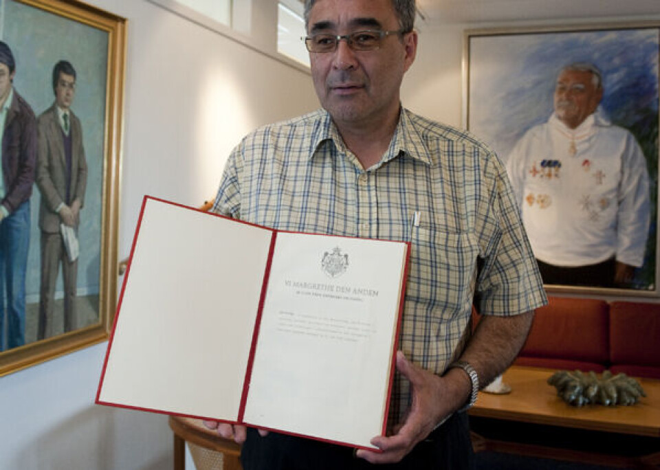– Her er den originale hjemmestyrelov, siger en glad landsstyreformand Hans Enoksen. Foto: Leiff Josefsen. – Vi vil passe på loven som et klenodie, lovede Lars Chemnitz for 30 år siden. Foto: Steen Kristiansen – Her er den originale hjemmestyrelov, siger en glad landsstyreformand Hans Enoksen. Foto: Leiff Josefsen. – Vi vil passe på loven som et klenodie, lovede Lars Chemnitz for 30 år siden. Foto: Steen Kristiansen – Her er den originale hjemmestyrelov, siger en glad landsstyreformand Hans Enoksen. Foto: Leiff Josefsen. – Vi vil passe på loven som et klenodie, lovede Lars Chemnitz for 30 år siden. Foto: Steen Kristiansen
