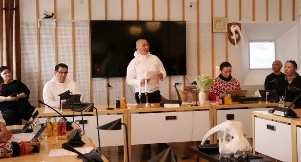 Malik Berthelsen og resten af kommunalbestyrelsen arbejder på s husholdning, og arbejder på flere sparemuligheder for at have plus på kontoen. Qeqqata Kommunia