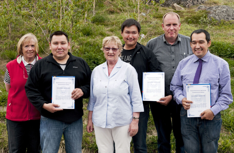 Saamimmit ilinniartitsisoq Jytte Wingfield, Jakob Stephensen, ilinniartitsisoq Anna Marie Knudsen, Jaerus-Mikael Larsen, ilinniartitsisoq Kim Lyberth talerpimmilu Nuka Berthelsen. Assi: John Rasmussen