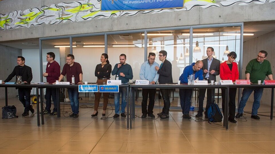 Fra venstre ses Nikku Olsen og Markus E. Olsen, Partii Inuit, enkeltkandidat Max Madsen, Aleqa Hammond og Jens-Erik Kierkegaard, Siumut, Aksel Cortzen-Blytmann og Steen Lynge, Atassut, Michael Rosing og Anda Uldum, Demokraterne, Maliina Abelsen og Kuupik Kleist, IA. Kattusseqatigiit Partiiat deltog ikke. Foto: Leiff Josefsen