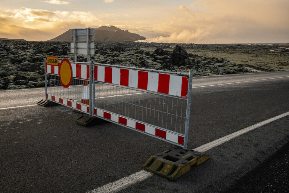 I første omgang valgte myndighederne at lukke al trafik ind og ud fra byen. Nu er Grindavík blevet evakueret.