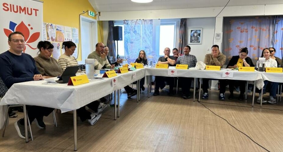 Den afgående hovedbestyrelse i Grønlands næststørste parti Siumut lægger op til at fjerne uranforbuddet igen.
