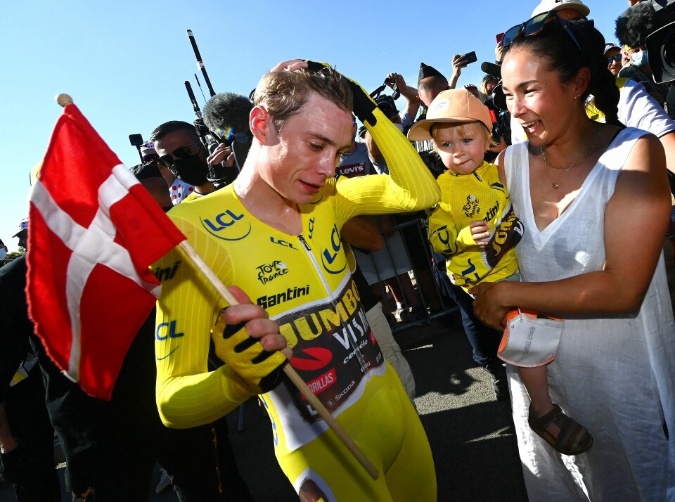 Jonas Vingegaard med sin familie efter gårsdagens etape.
