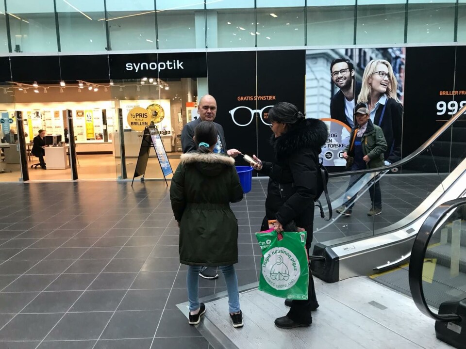 Departementet for Natur og Miljø uddelte fredag lommeaskebægre.