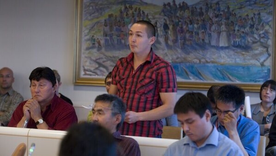 Siumut sinnerlugu inatsisartuni ilaasortap Malik Berthelsenip naalakkersuisunut eqqarsaatigeqquaa, meeqqat atuarfianni aningaasanik aqutsisinnaaneq eqqunneqarsinnaanersoq. Ass.: Leiff Josefsen.