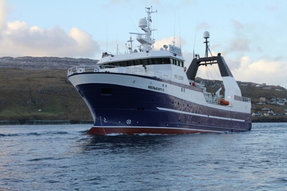 Den 7. januar i år var der pludseligt ikke forbindelse i det ene af de to mere end 1300 km lange kabler, som overfører internet- og satellitdata mellem Svalbard og det norske fastland. Den russiske trawler Melkart-5 var under mistanke for at have forvoldt skaden.