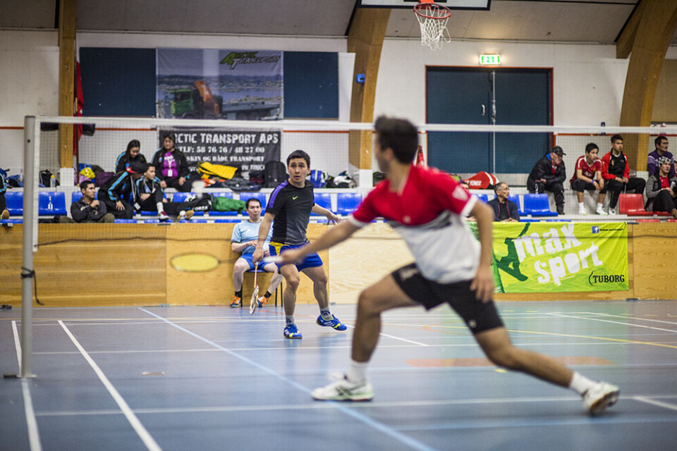 Mesterskaberne blev indledt med indledende runde i single og fortsætter tirsdag med flere singler og kampe i double Leiff JosefsenAlle kampe bliver spillet i Godthåbhallen Leiff JosefsenBadminton mesterskaberne er nu startet Leiff JosefsenNogle spillere tog direkte til hallen fra lufthavnen mandag aften og spillede flere kampe Leiff JosefsenMesterskaberne blev indledt med indledende runde i single og fortsætter tirsdag med flere singler og kampe i double Leiff JosefsenAlle kampe bliver spillet i Godthåbhallen Leiff JosefsenBadminton mesterskaberne er nu startet Leiff JosefsenNogle spillere tog direkte til hallen fra lufthavnen mandag aften og spillede flere kampe Leiff Josefsen